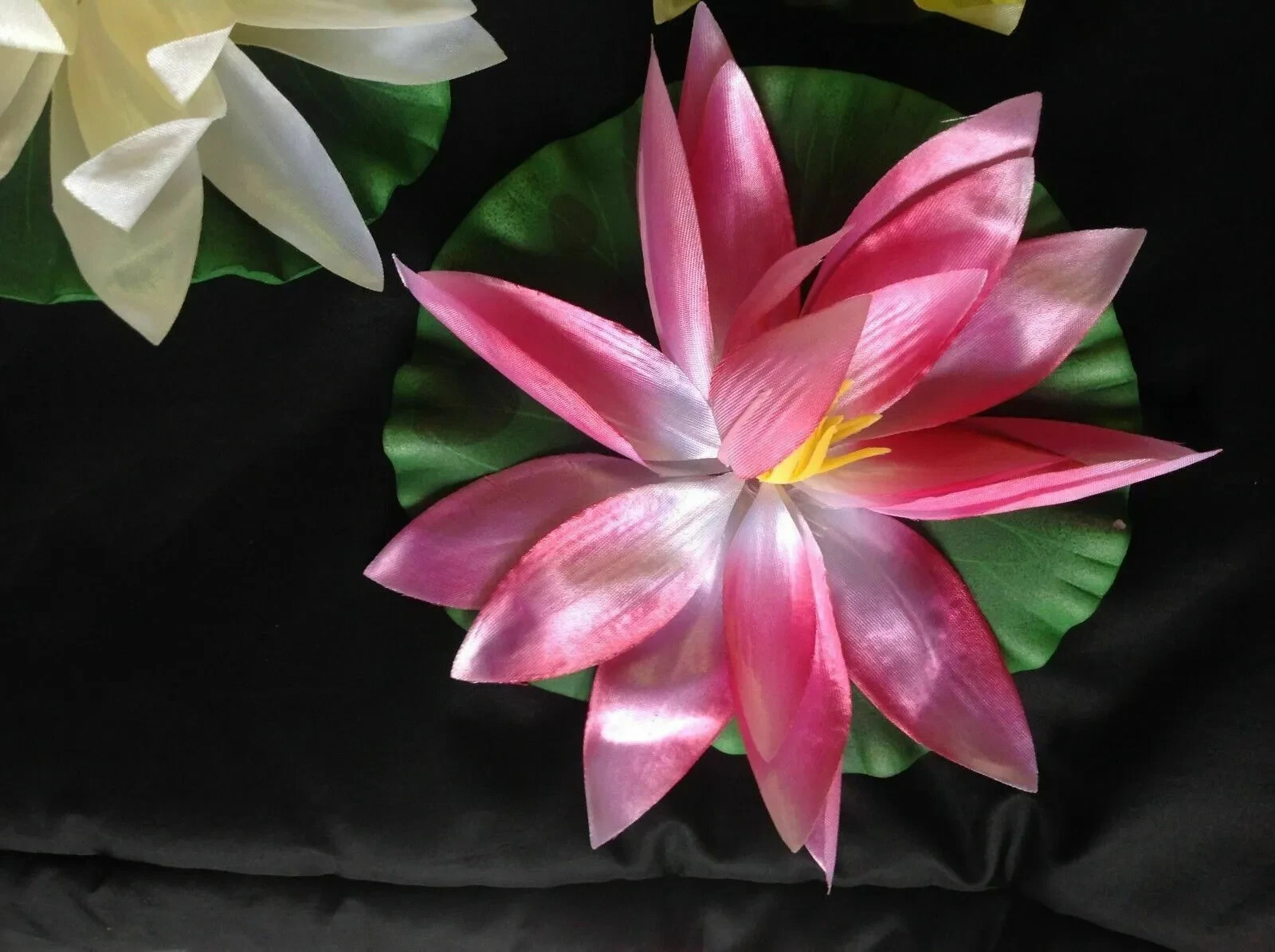 3 FLOATING ARTIFICIAL BLOOMING WATER LILY FLOWERS FOR POND 6 inches