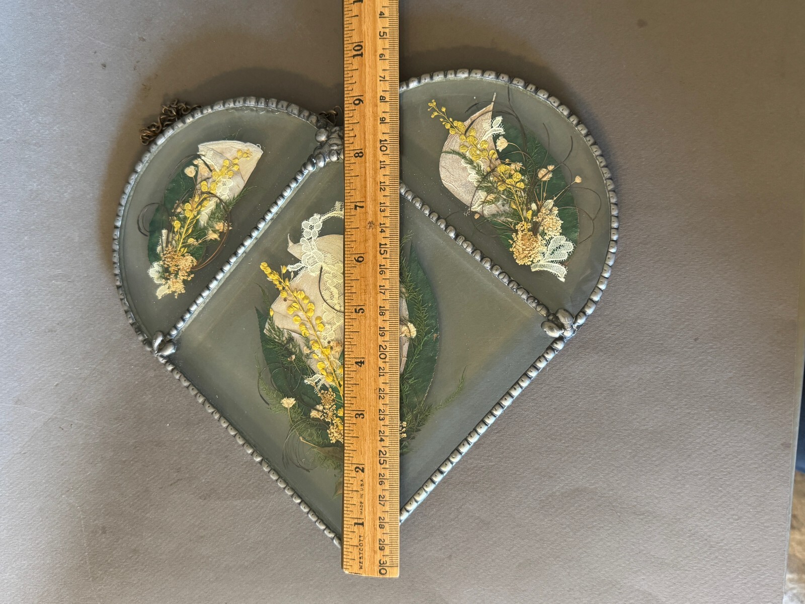 DRIED PRESSED FLOWER & LACE FACETED HEART FRAME WALL HANGING SUN CATCHER VTG