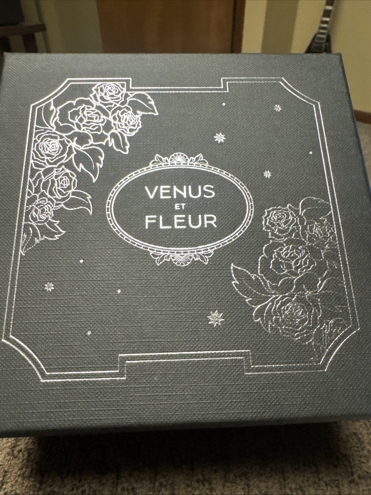 RARE Venus et Fleur Maison Collection All-Porcelain Rose Cluster – 7 White Roses