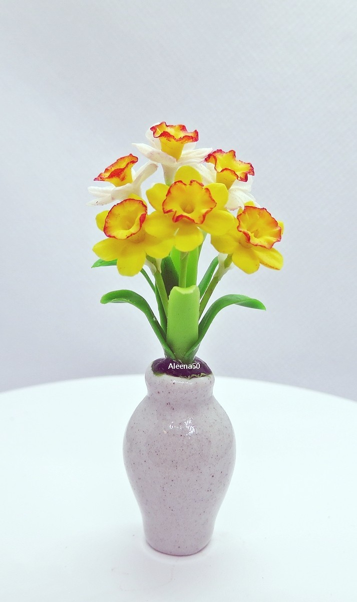 USstk 1:12 Handmade Clay crafted Miniature Daffodil Arranged for Dollhouse.