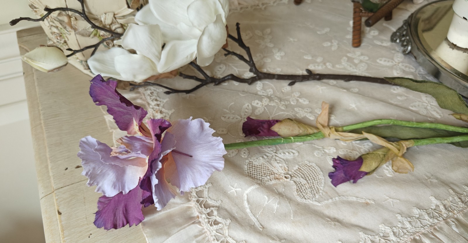2 Large Stemmed Stems Iris And Magnolia Realistic