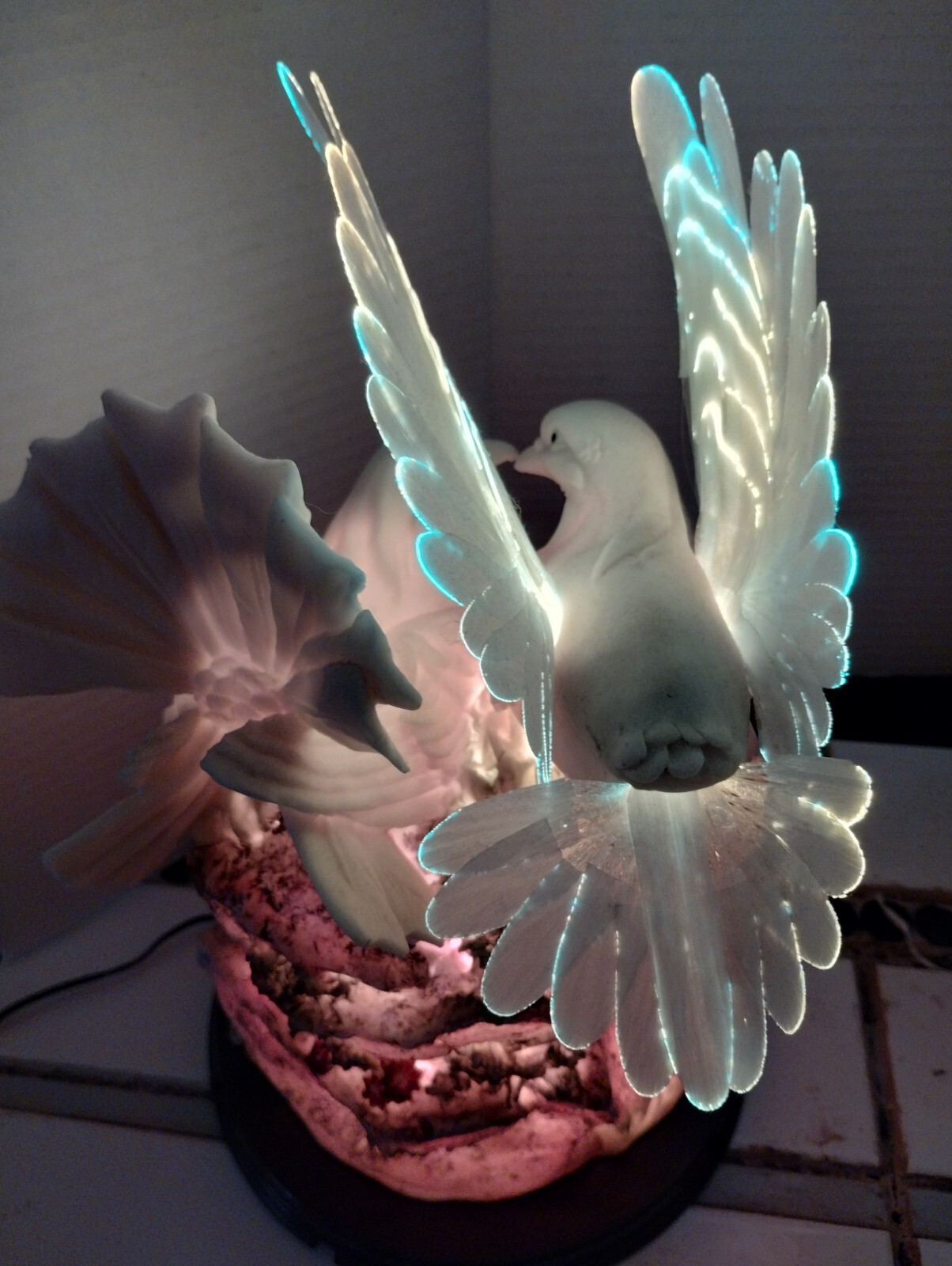 BEAUTIFUL,2 Doves,& Roses Lights Up & Changes Soft Colors Beautiful,EXC.COND.