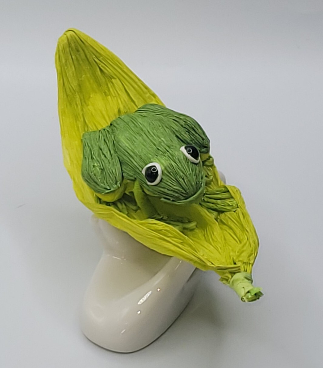 S/4 Handcrafted Crepe Paper Lifelike Frog/Lily Pad •Sturdy Colorful Decor Accent