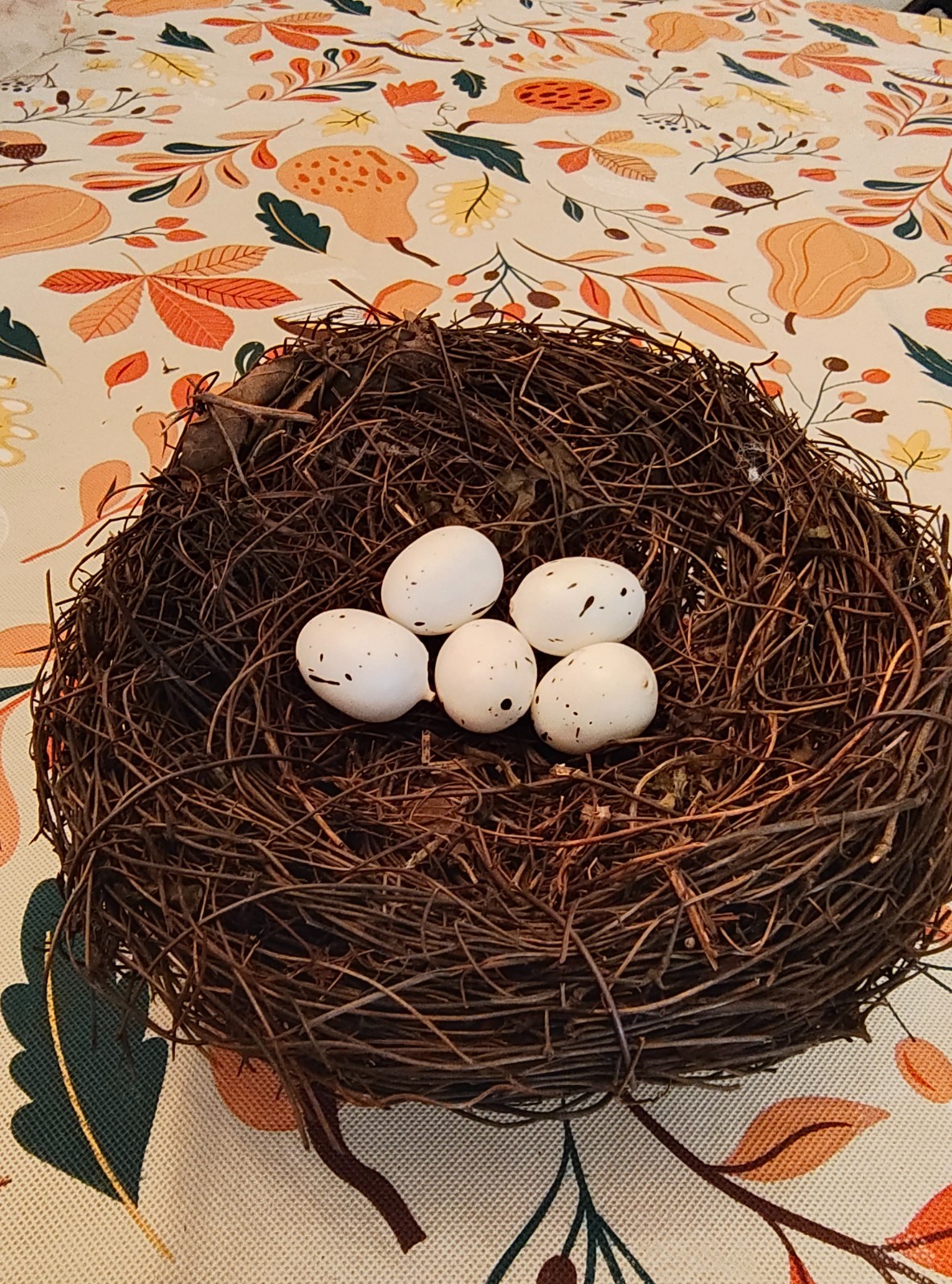 6″ Faux Artificial Nest with 5 1″ White Eggs.