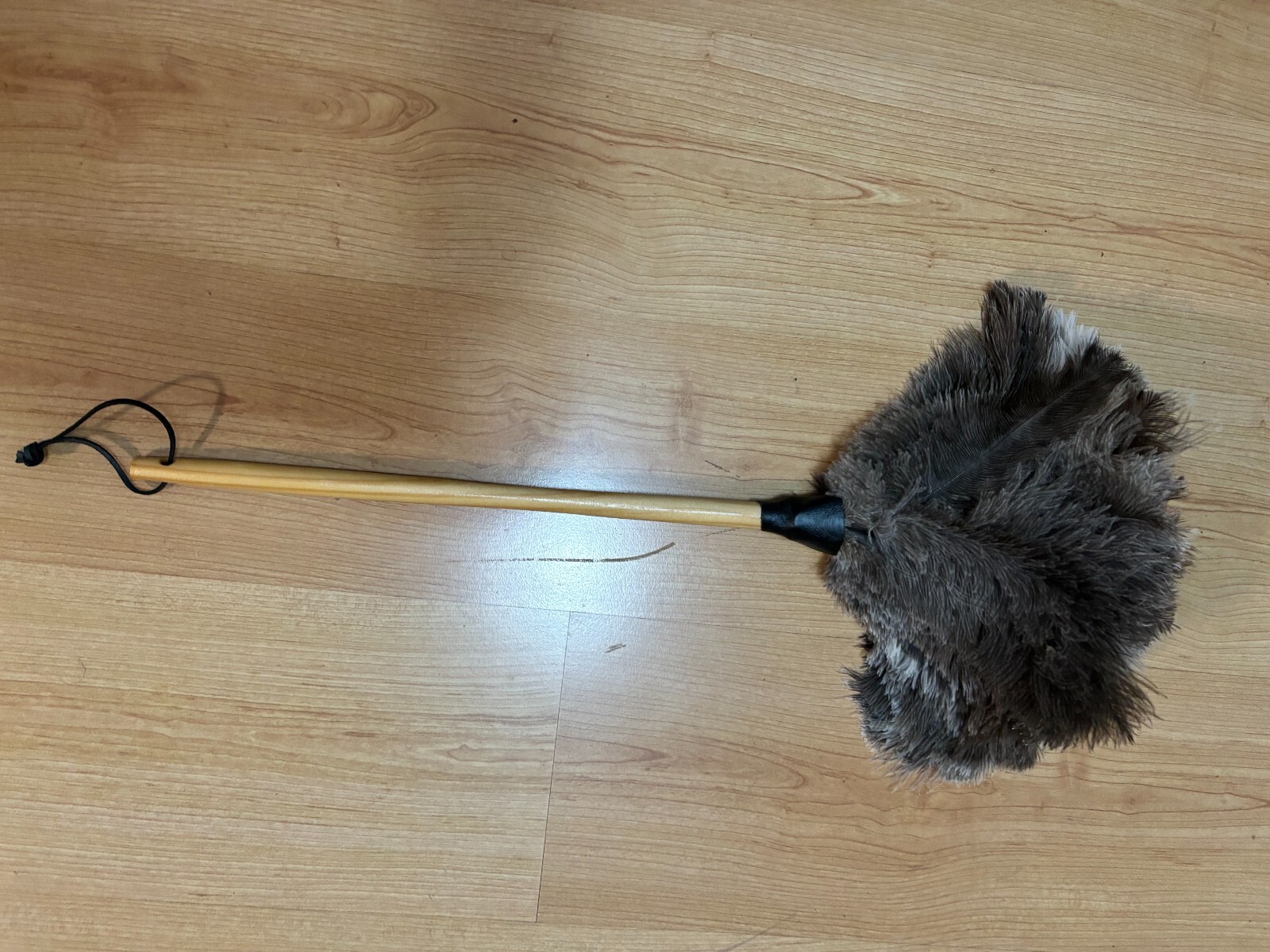 First grade soft ostrich feather duster wood shaped gloss handle 40grm head