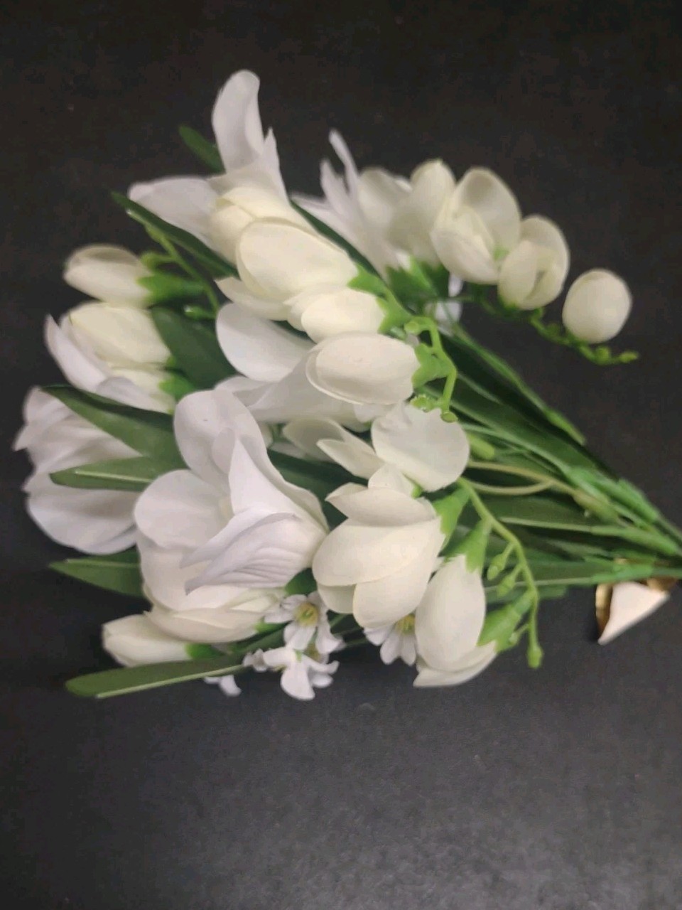 Vintage 10″ Silk Freesia Flower Bush, White, 5 Stems, Baby’s Breath & Foliage