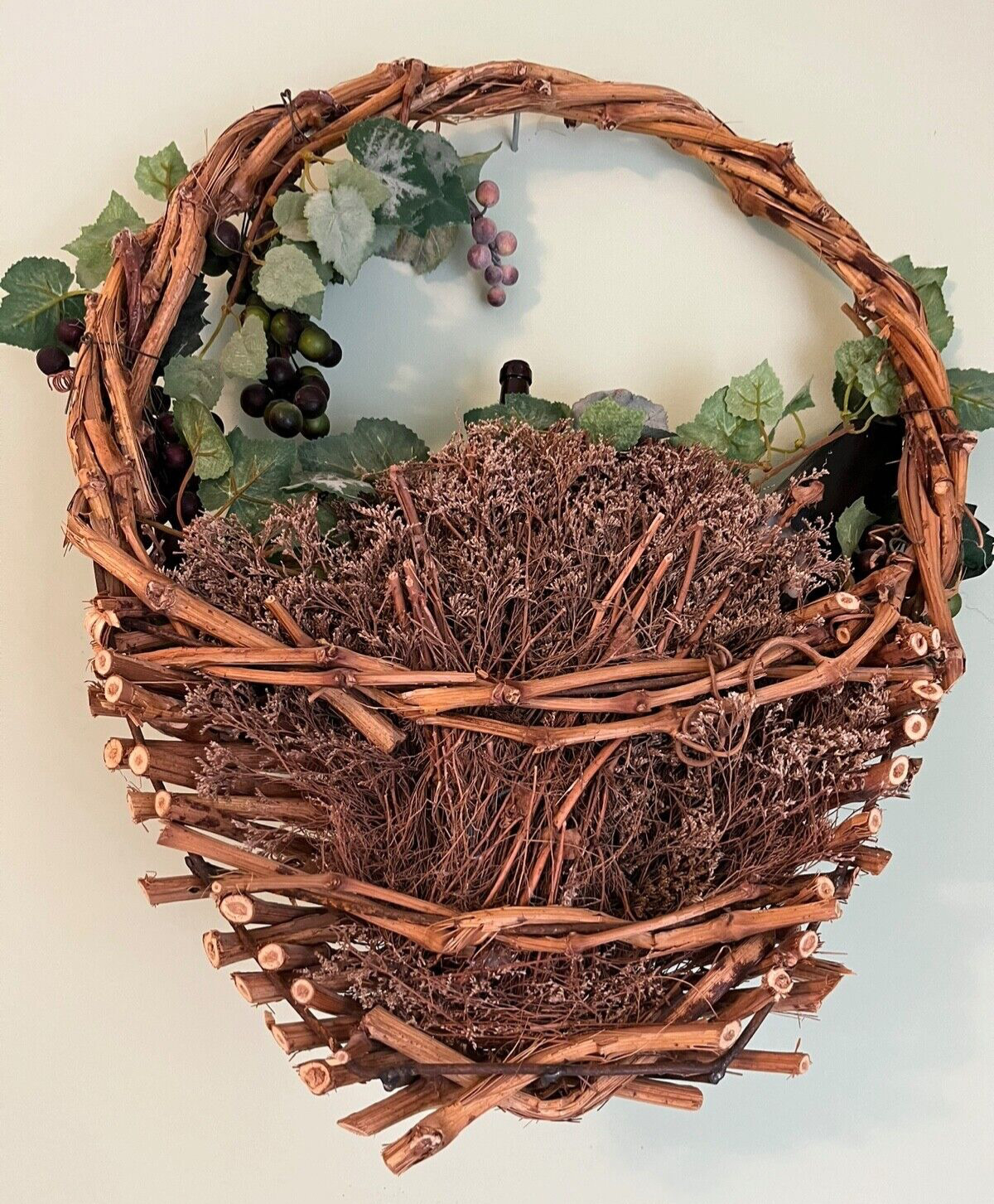 GRAPEVINE WREATH BASKET SHAPE DOOR/Wall Decor, Faux grapes, leaves, wine bottles