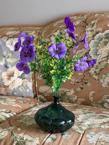 Decor Artificial purple flowers in a green glass pumpkin vase, size small