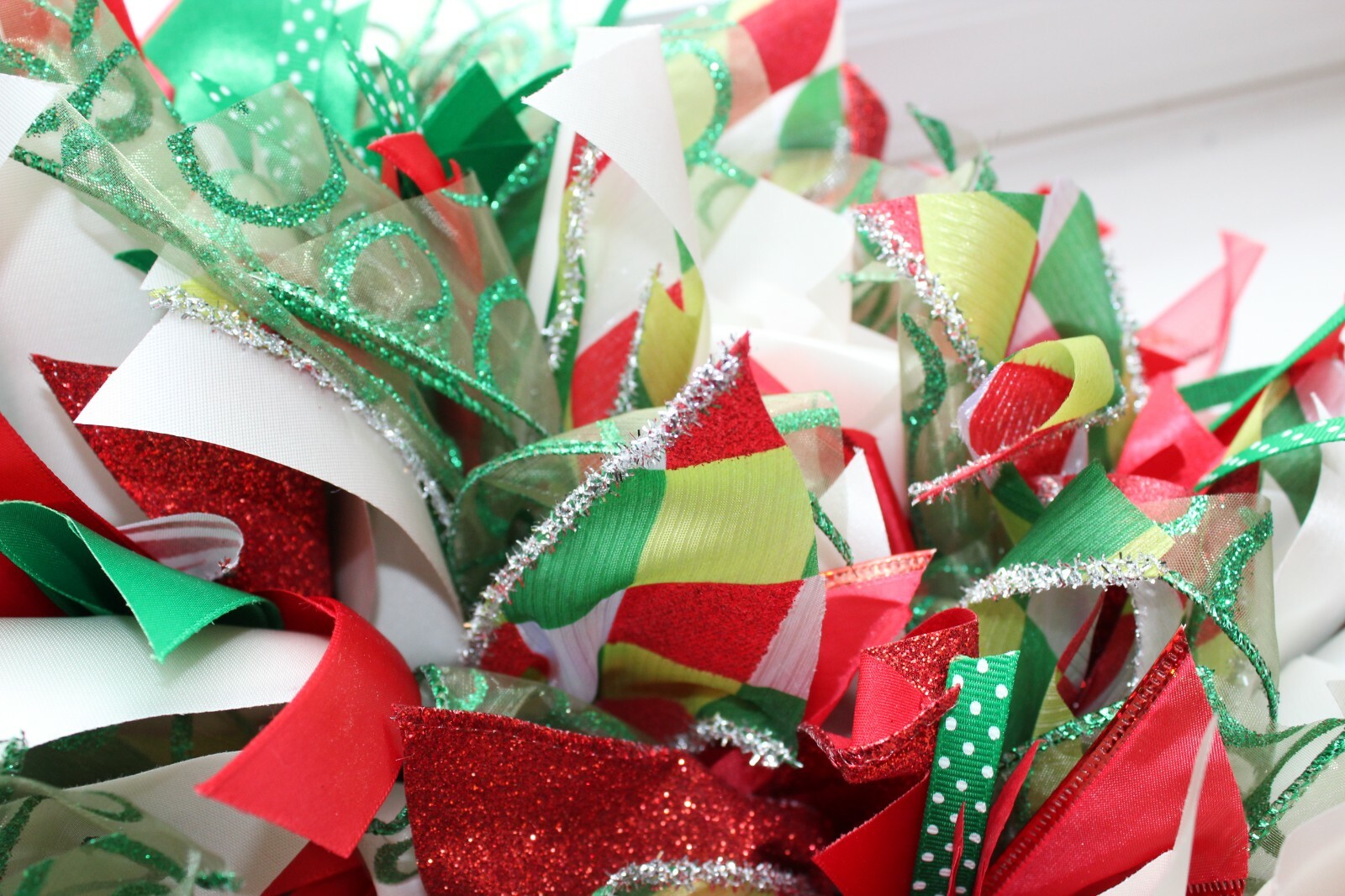 Christmas Winter Holiday Door Wreath Ribbons 23″ Red White Green Sparkle 24″ dia