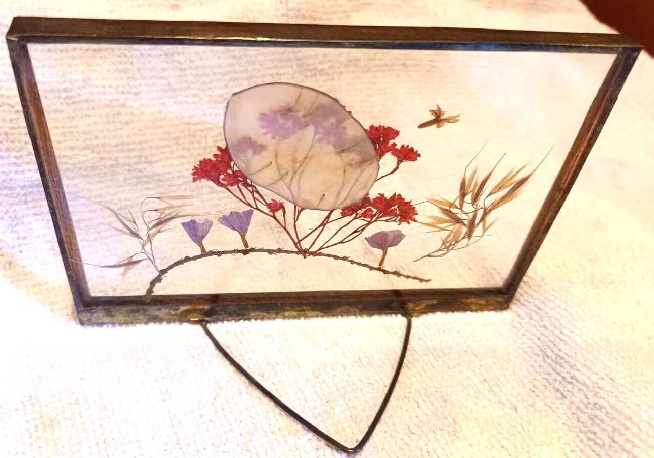 VTG DRIED PRESSED FLOWERS w/GLASS & PEWTER METAL FRAMED STAND-3″T x 4 1/2″W