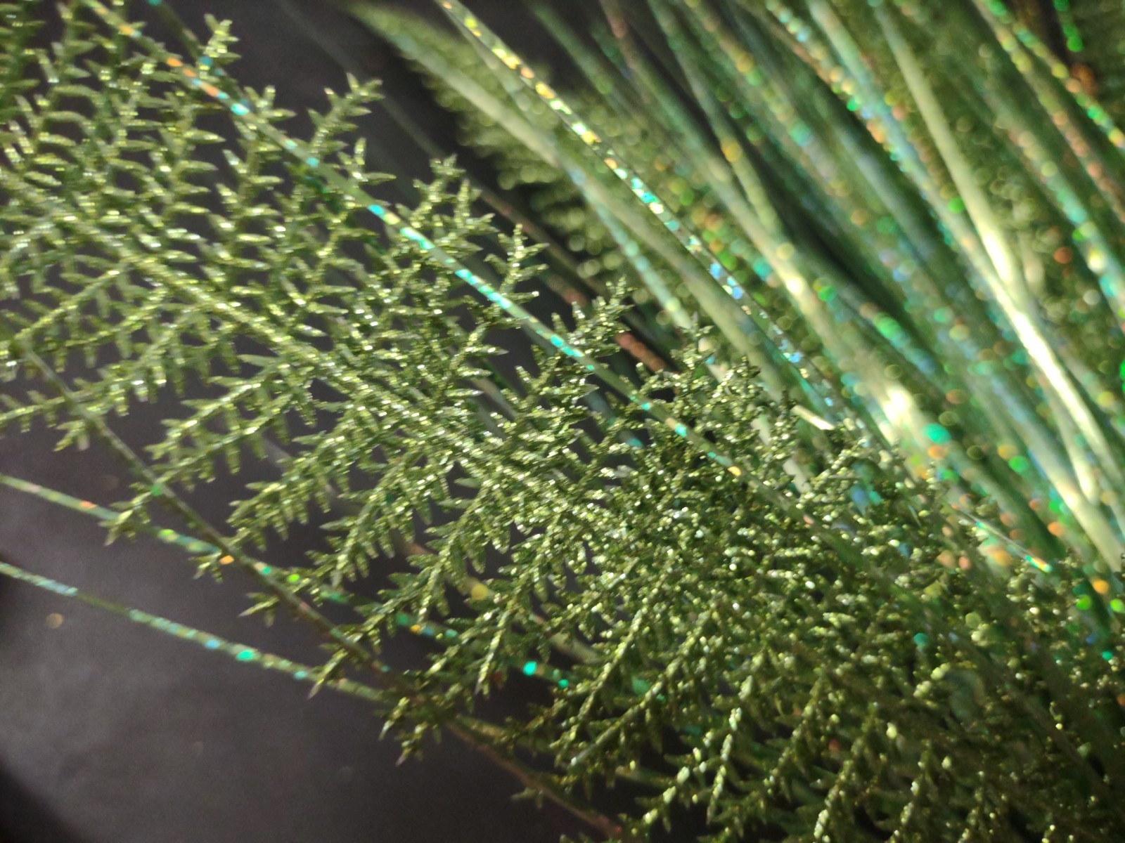 Retro Plastic Dragon Fern, Green, w/200 Stems of Holographic Grass Greenery, 24″