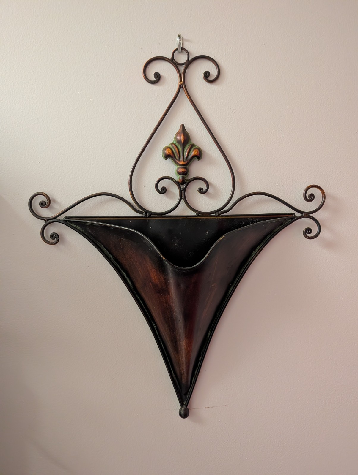 The Decor Store Metal Wall Pocket Planter Fleur de Lis Bronze Ivy Wreath 22″
