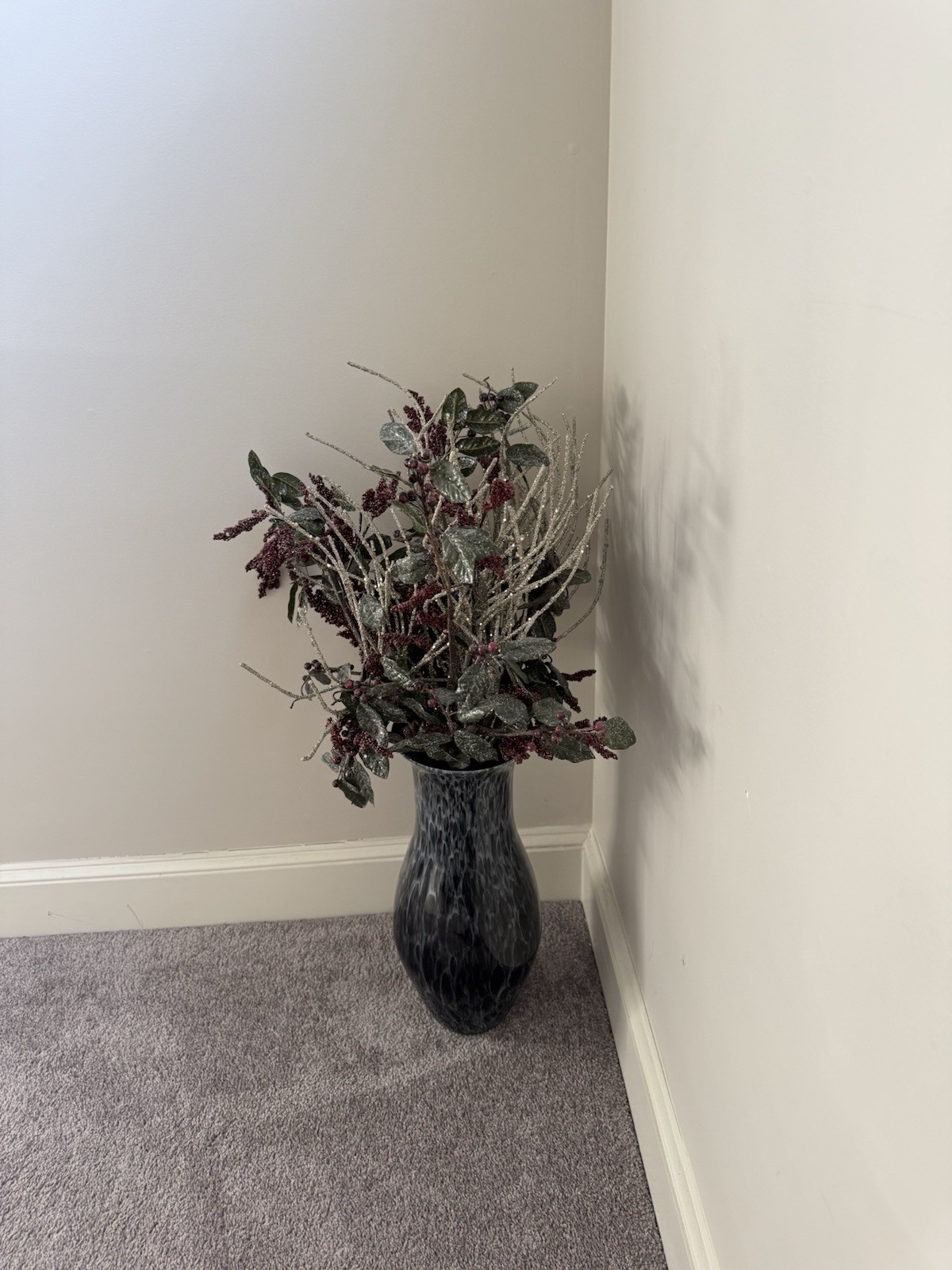 Elegant Flower Arrangement in Large Glass Vase, Burgundy, green, Gold Shimmer