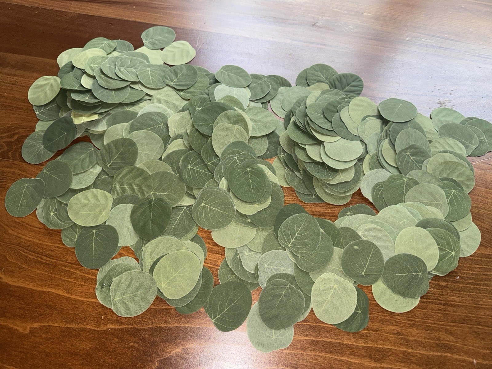 700 Pcs Artificial Eucalyptus Leaves Bulk Greenery Wedding Table Decor
