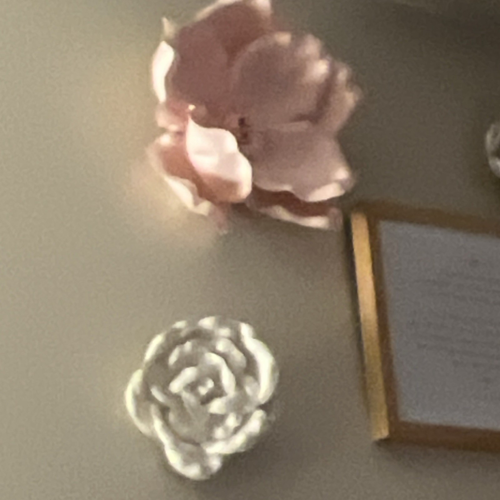 10cm Artificial Rose Flower Display Decor NEW surrounding a printed mesh. Frame