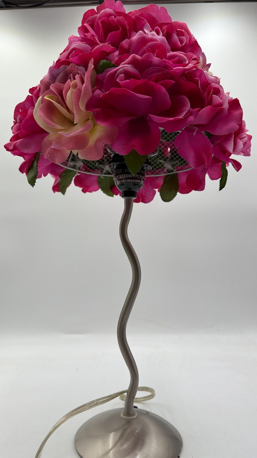 20″ Pink Rose Flower Table Lamp Lighted Floral Bouquet Wavy Metal Stem
