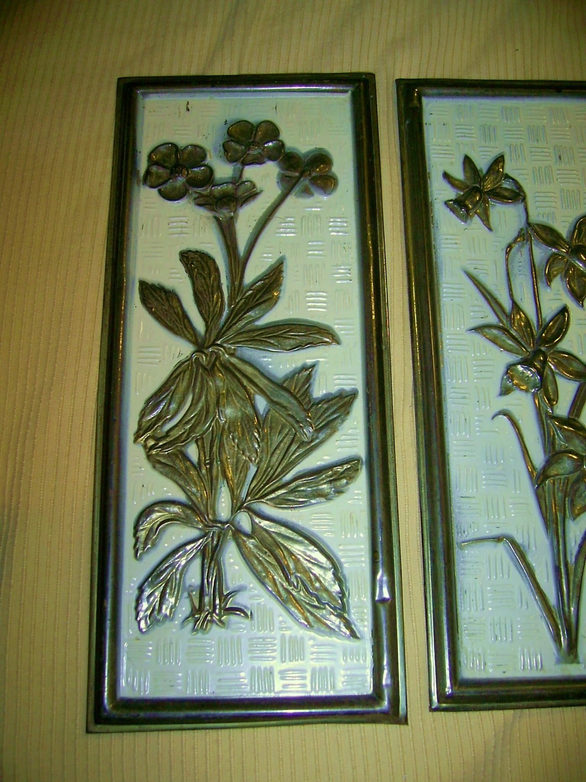 2 Vintage METAL WALL PLAQUES Brass & Yellow IN RELIEF FLOWER LOVER Elpec ENGLAND