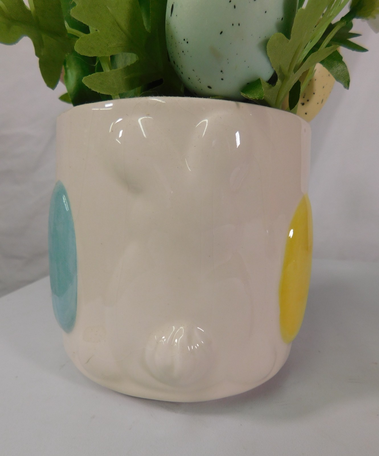 CERAMIC EASTER EGG PLANTER/VASE W/ARTIFICIAL ARRANGEMENT OF YELLOW TULIPS/DAISY