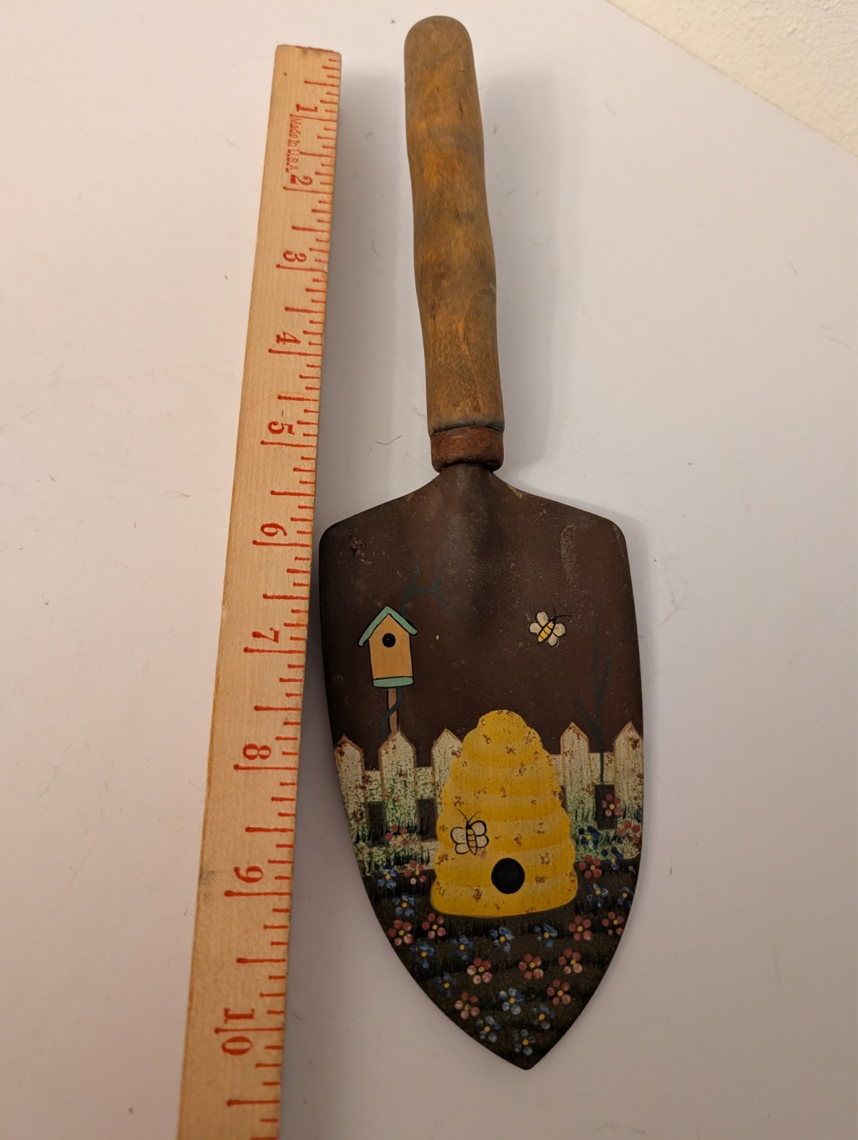 Vtg Hand painted decorative Honeybee garden Birdhouse spade-wood handle DECOR