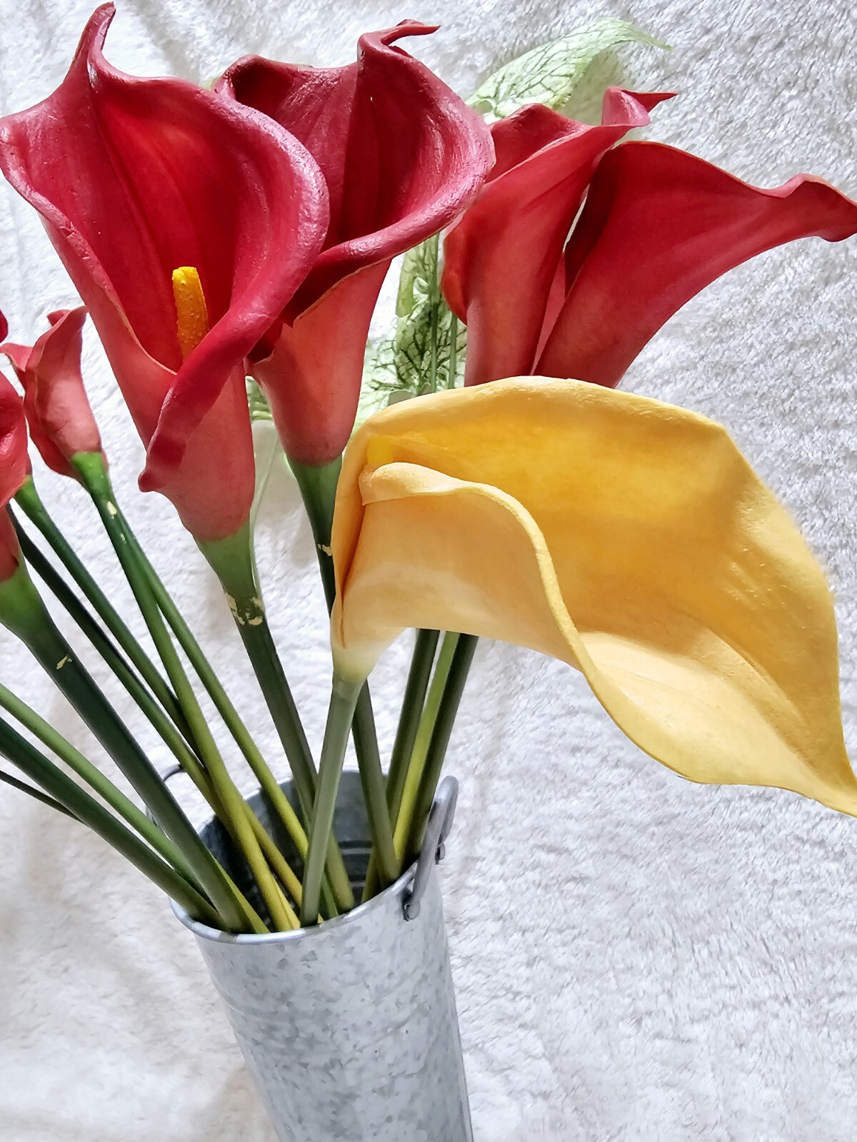 14pcs Faux Calla Lily Flowers 26″ Tall with French Galvanized Vase + 3 Decorativ