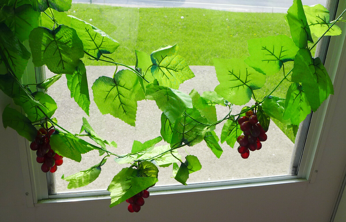 7.5 FT Artificial Grape Leaf Vine Garland Wedding Decora (3 Bunches Grapes)