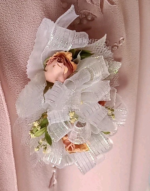 Vintage 5-1″ Roses,Babys Breath & Ribbon Near Perfect Dried Condition Corsage
