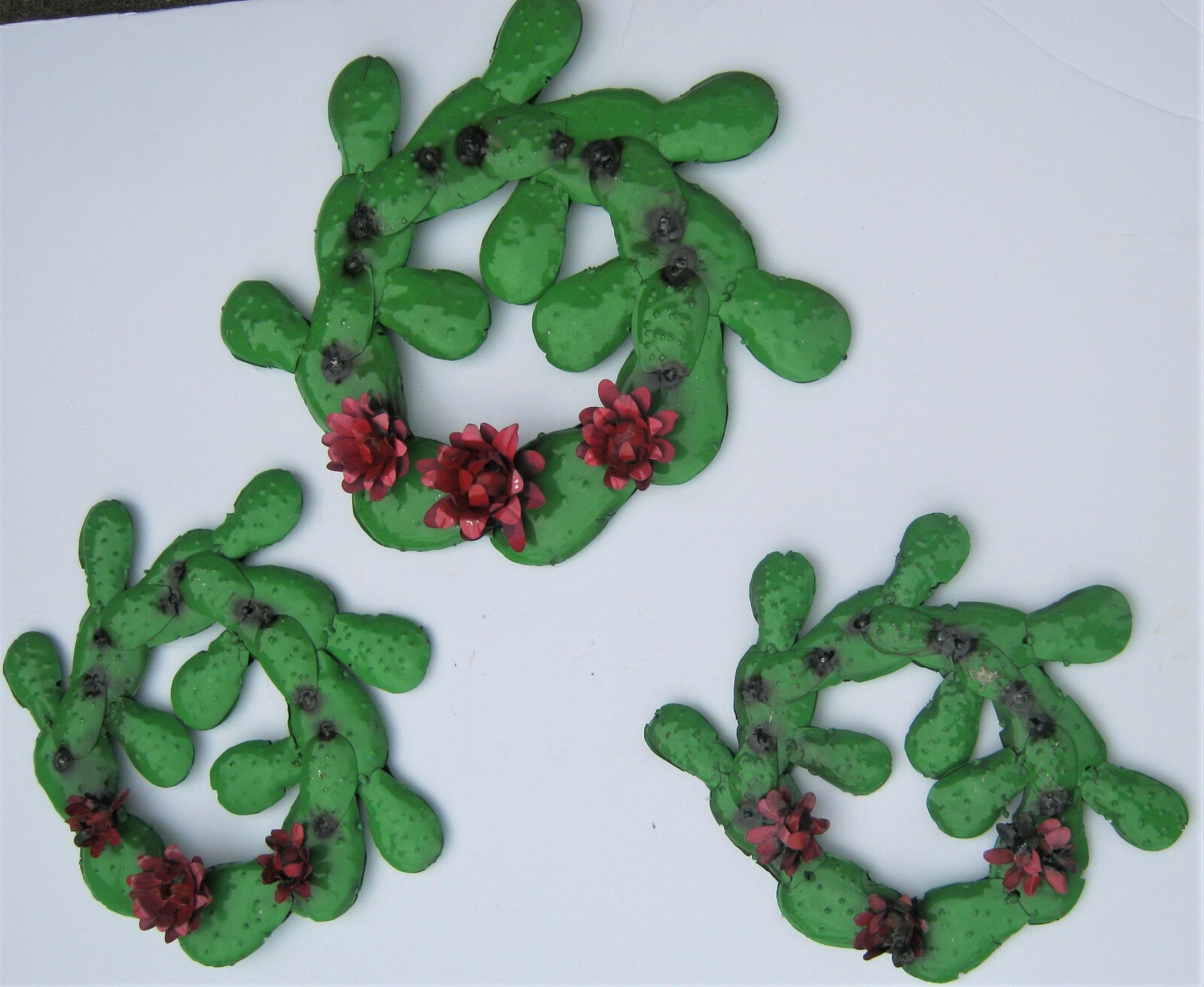 SET THREE (3) METAL YARD ART PRICKLY PEAR WALL DECOR WREATHS W FLOWERS GREEN