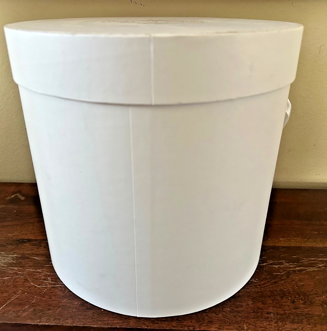 “J’adore Les Fleurs” Premium Quality Round Floral Flower Gift Box w/ Lid White