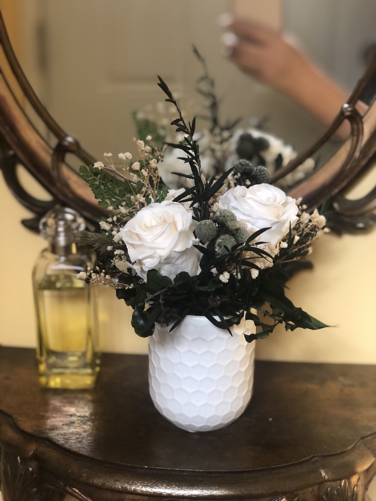 Preserved Roses Box that Last a Year in the velvet round box, Forever flowers
