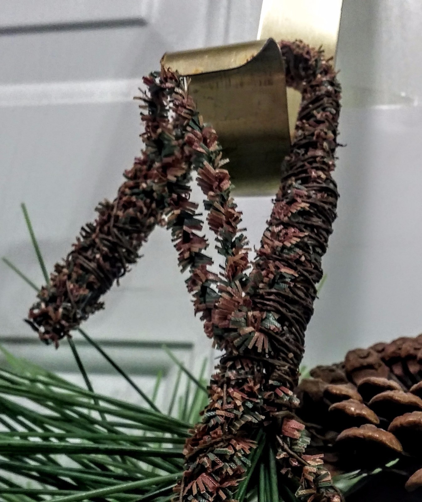 NWT Teardrop of Artificial Pine & Genuine Pine Cones for Door or Wall, 34″ Tall