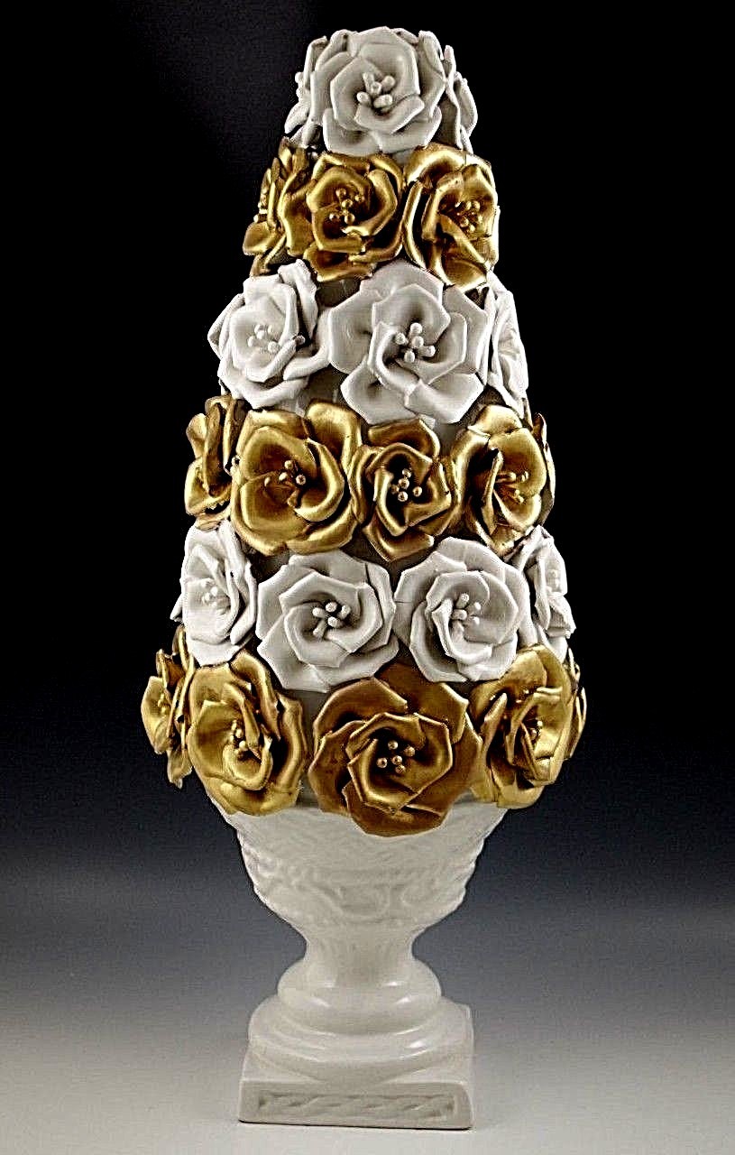 VTG CAPODIMONTE ITALY GOLD WHITE ROSES TOPIARY WITH URN 21.5″