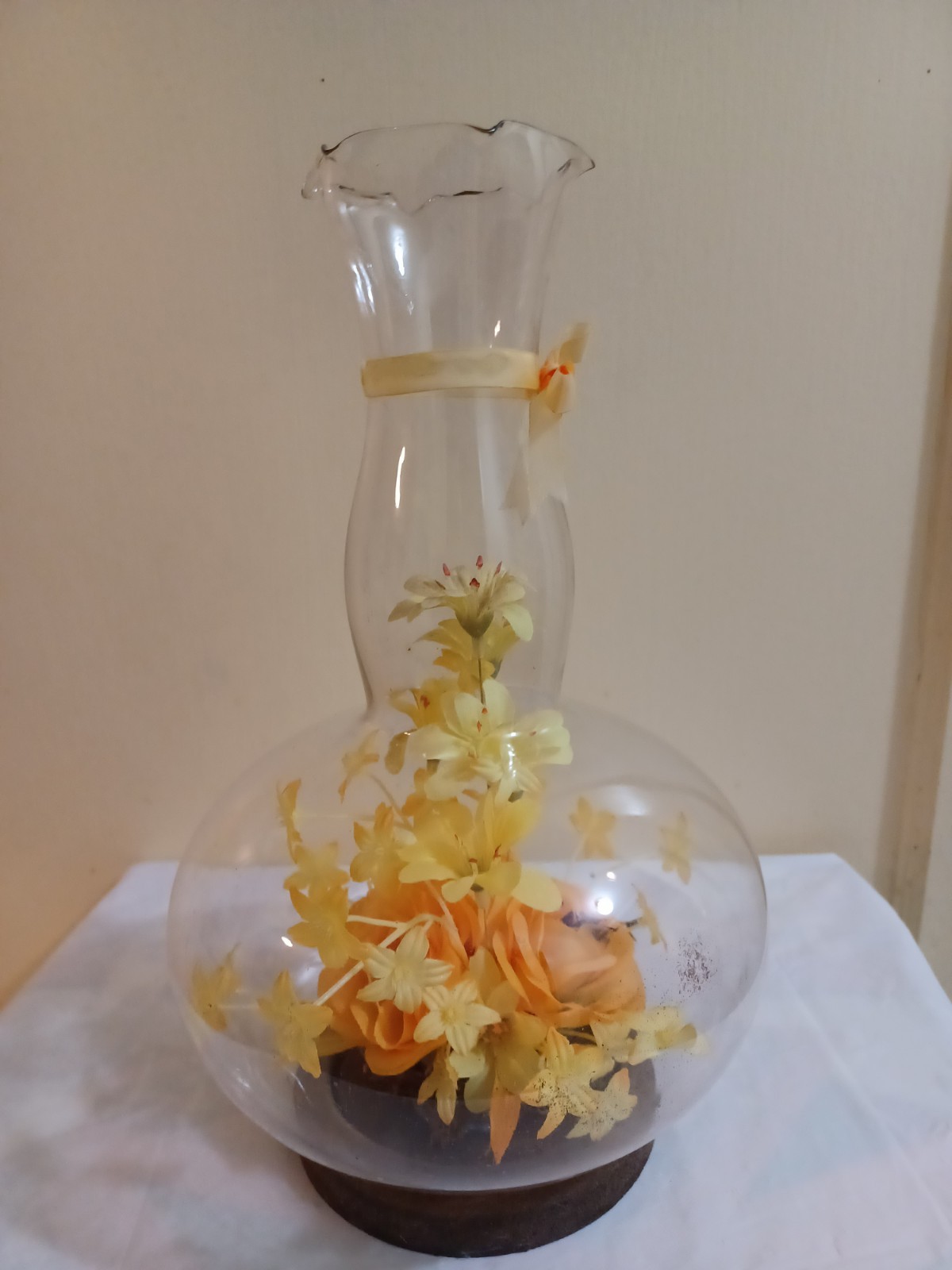 Vintage 1970s Faux Floral Home Decor Glass Vase Display w/ Flowers Inside 11.5″H