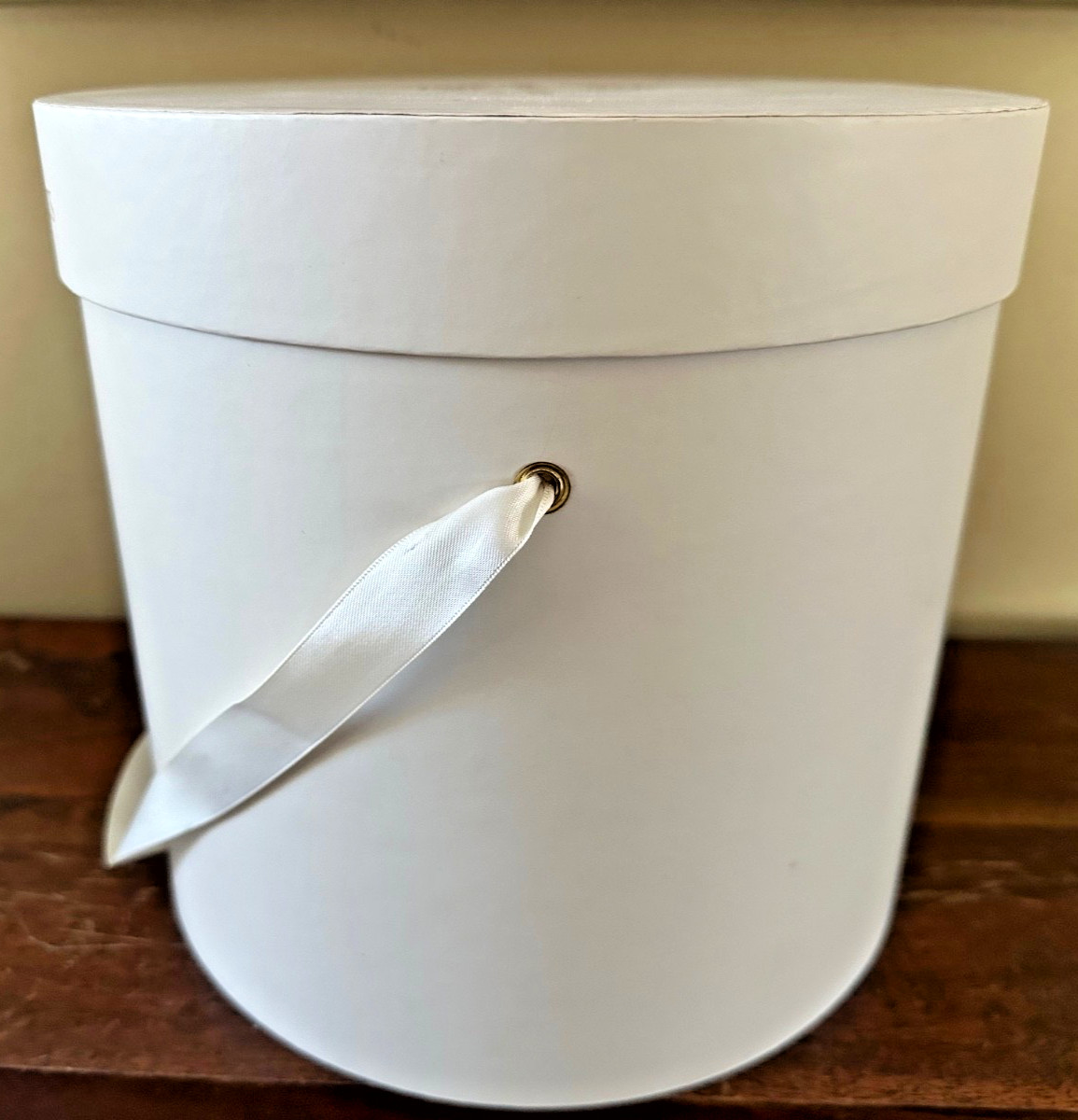 “J’adore Les Fleurs” Premium Quality Round Floral Flower Gift Box w/ Lid White