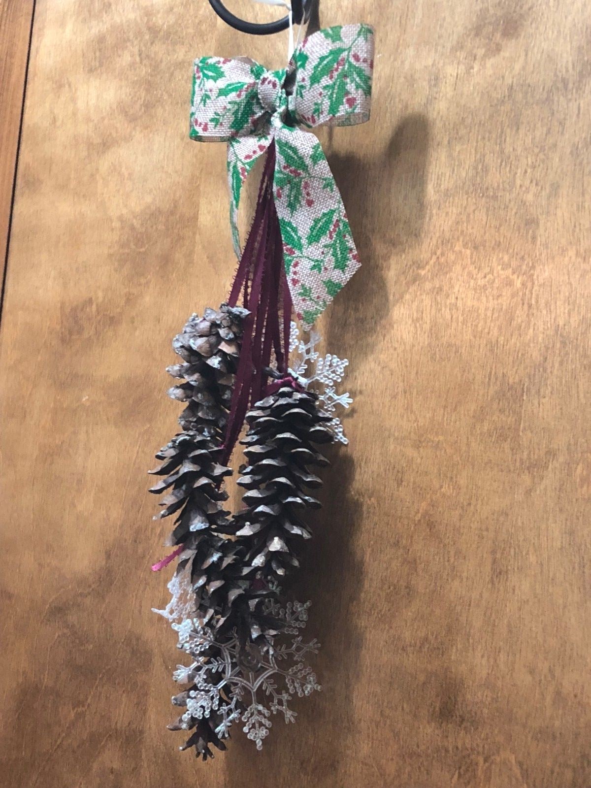 *Christmas Pinecone Tear Drop Door Swag Wreath Burlap Bow Holly Berry Snowflakes