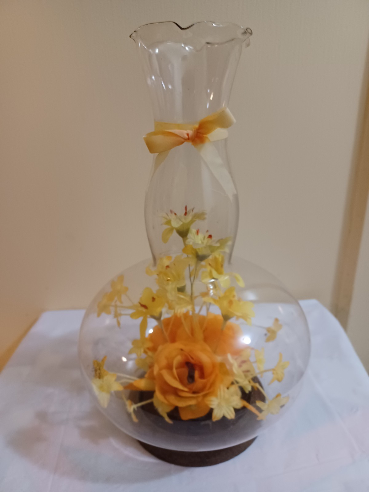 Vintage 1970s Faux Floral Home Decor Glass Vase Display w/ Flowers Inside 11.5″H