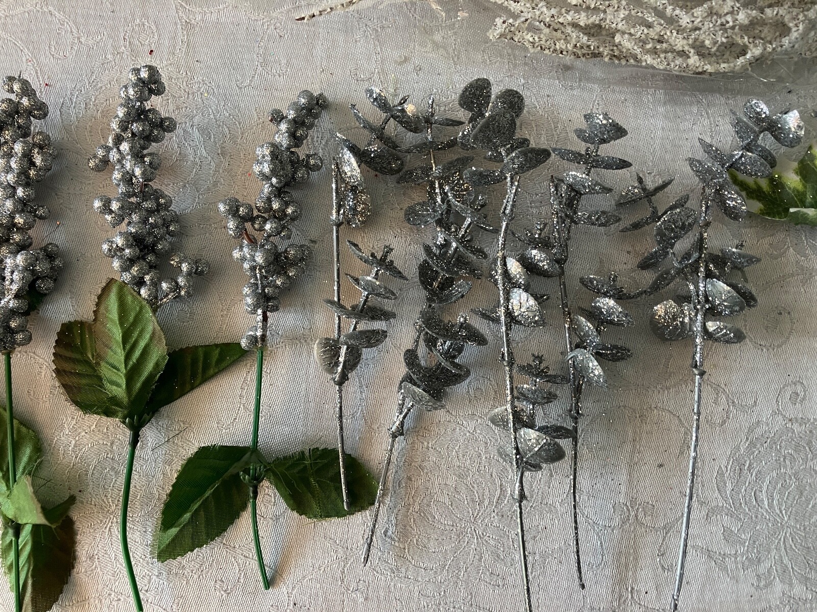 FANTASTIC LOT OF 22 PIECES OF FLORAL DECOR FOR THE HOLIDAY SEASON.