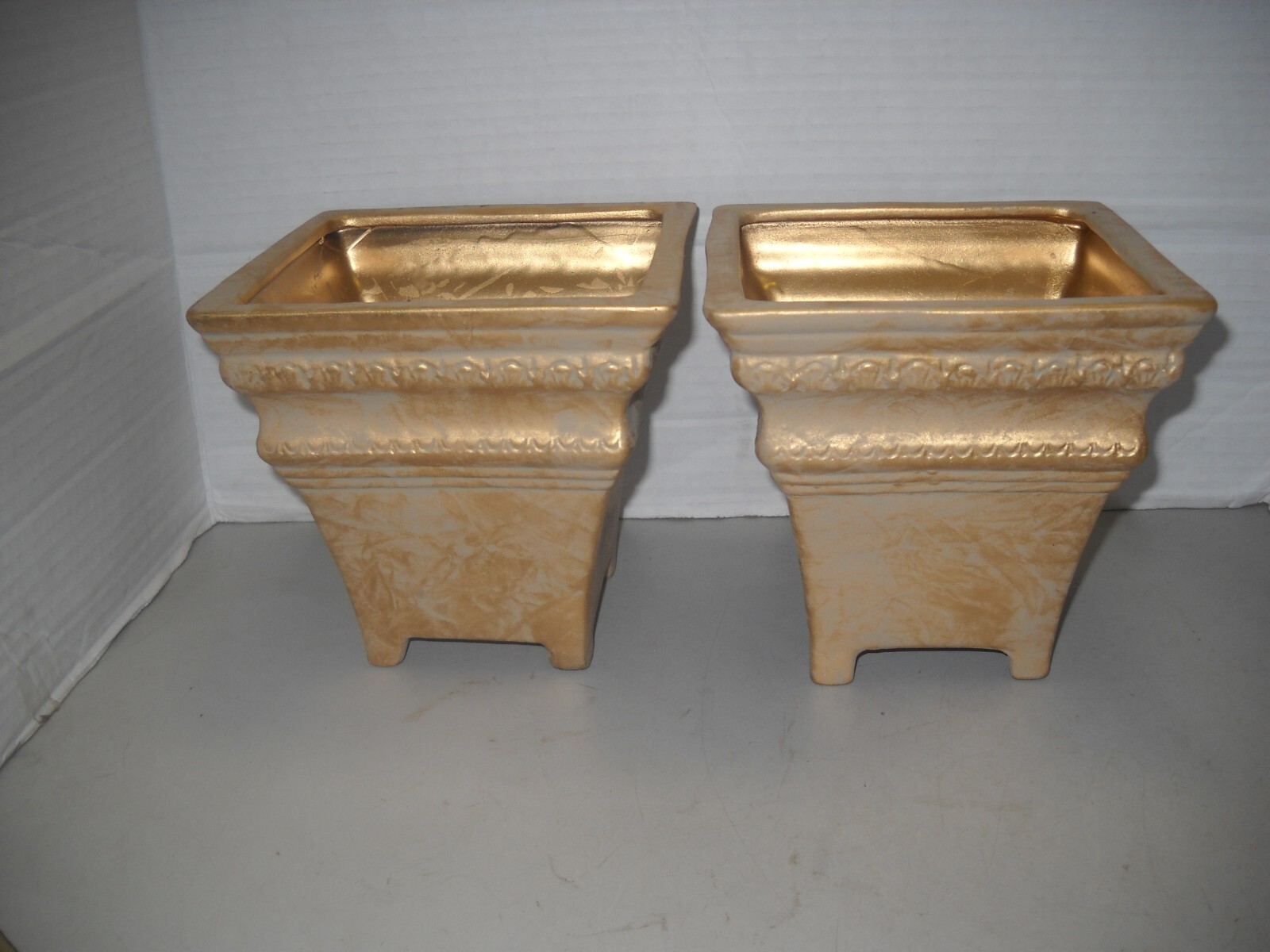 CERAMIC 2 SET PLANT HOLDERS GOLD TONED 6″ WIDE 5-1/2″ TALL PLANTERS FLOWERS
