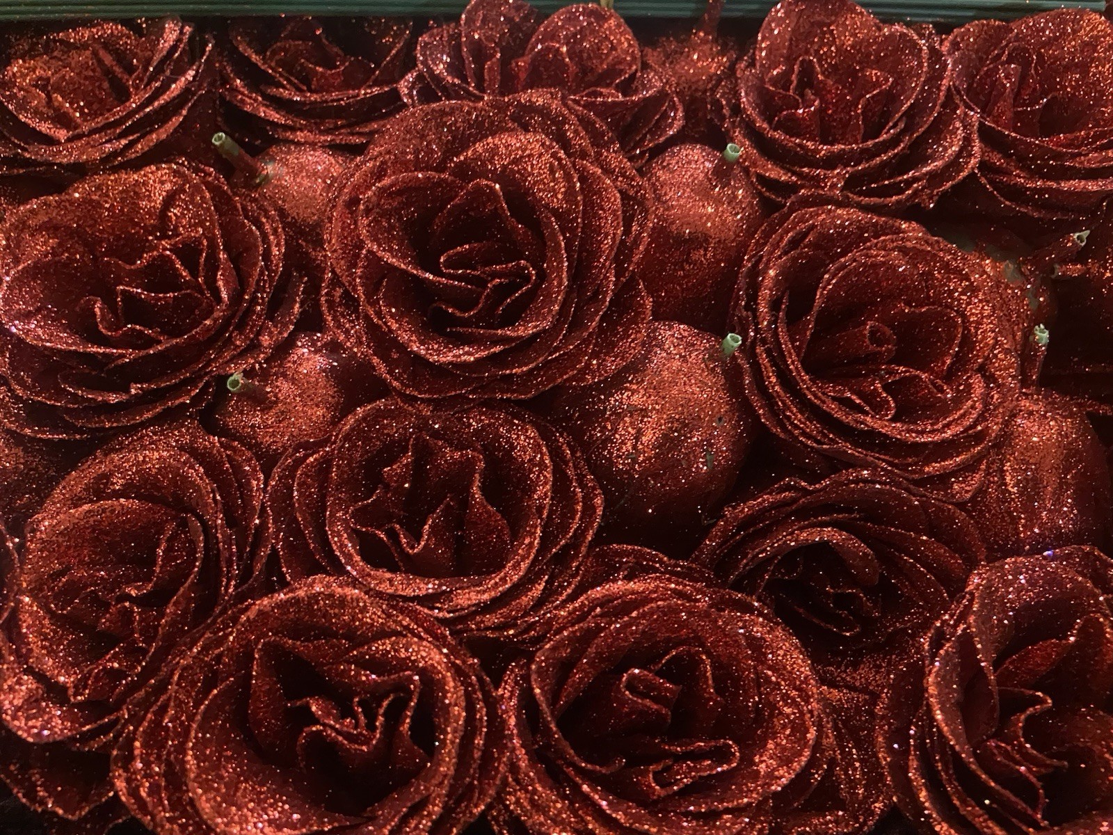 Luxe Eternal Red Roses Set