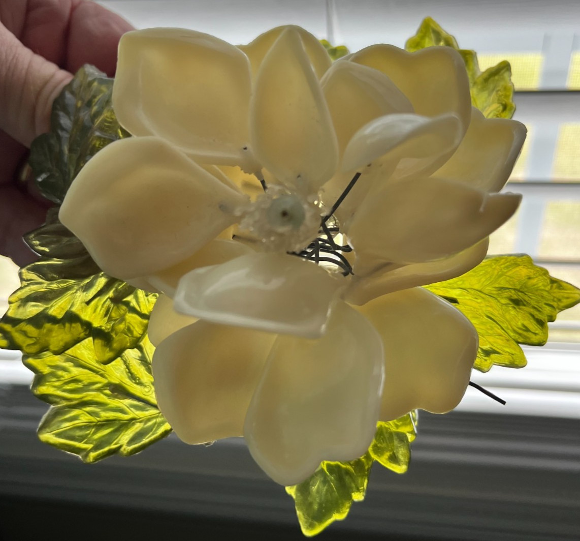 🌼VNTG 1960s LUCITE MAGNOLIA STEM • WHITE PETALS & GREEN LEAVES • WIRE‑WRAPPED