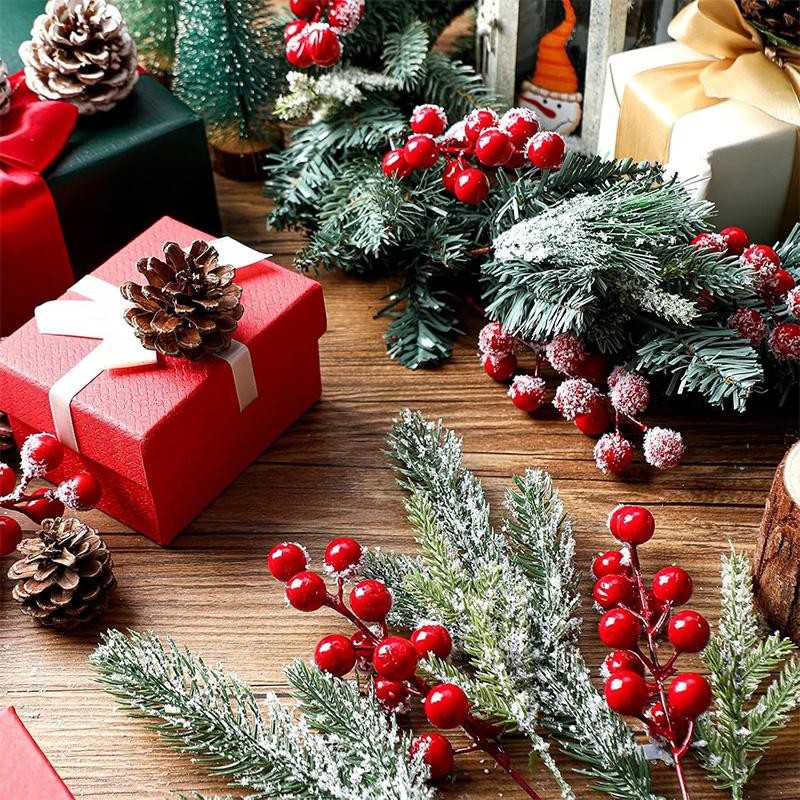 20/26cm Snow White Artificial Pine Needle Branches with Holly Berry Xmas Wreath