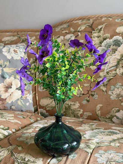 Decor Artificial purple flowers in a green glass pumpkin vase, size small