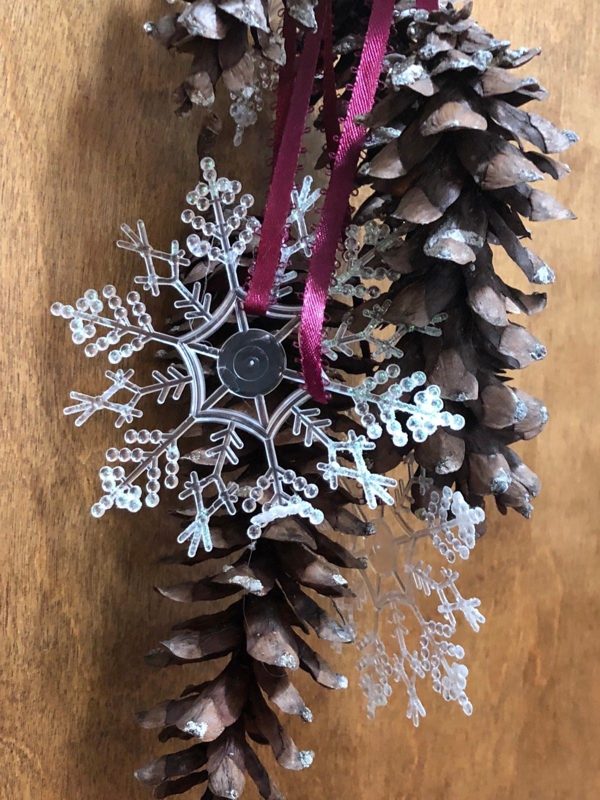 *Christmas Pinecone Tear Drop Door Swag Wreath Burlap Bow Holly Berry Snowflakes