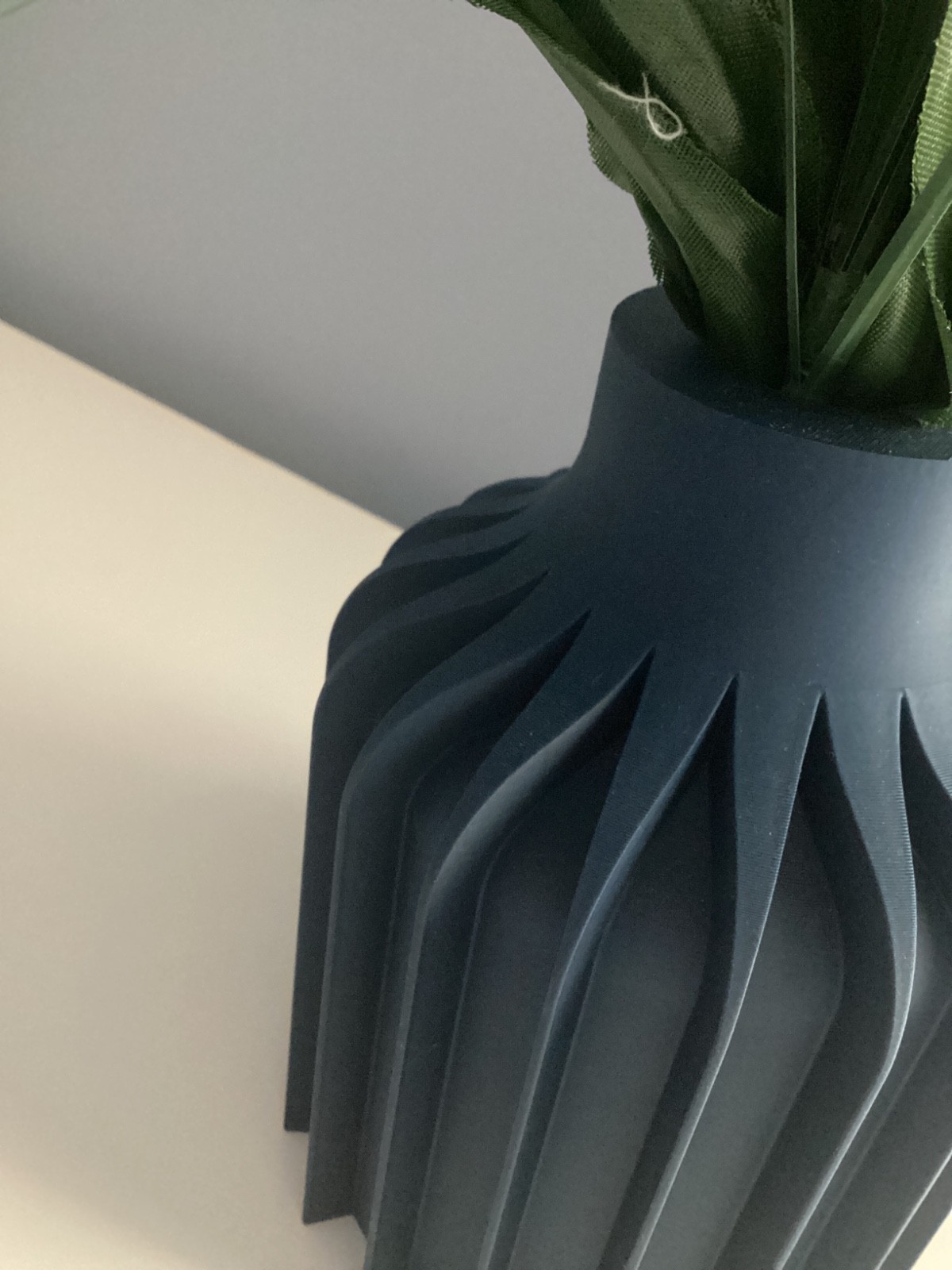 3D VASE GEOMETRIC INDOORS USE ONLY NAVY BLUE NEW ROUND MEDIUM