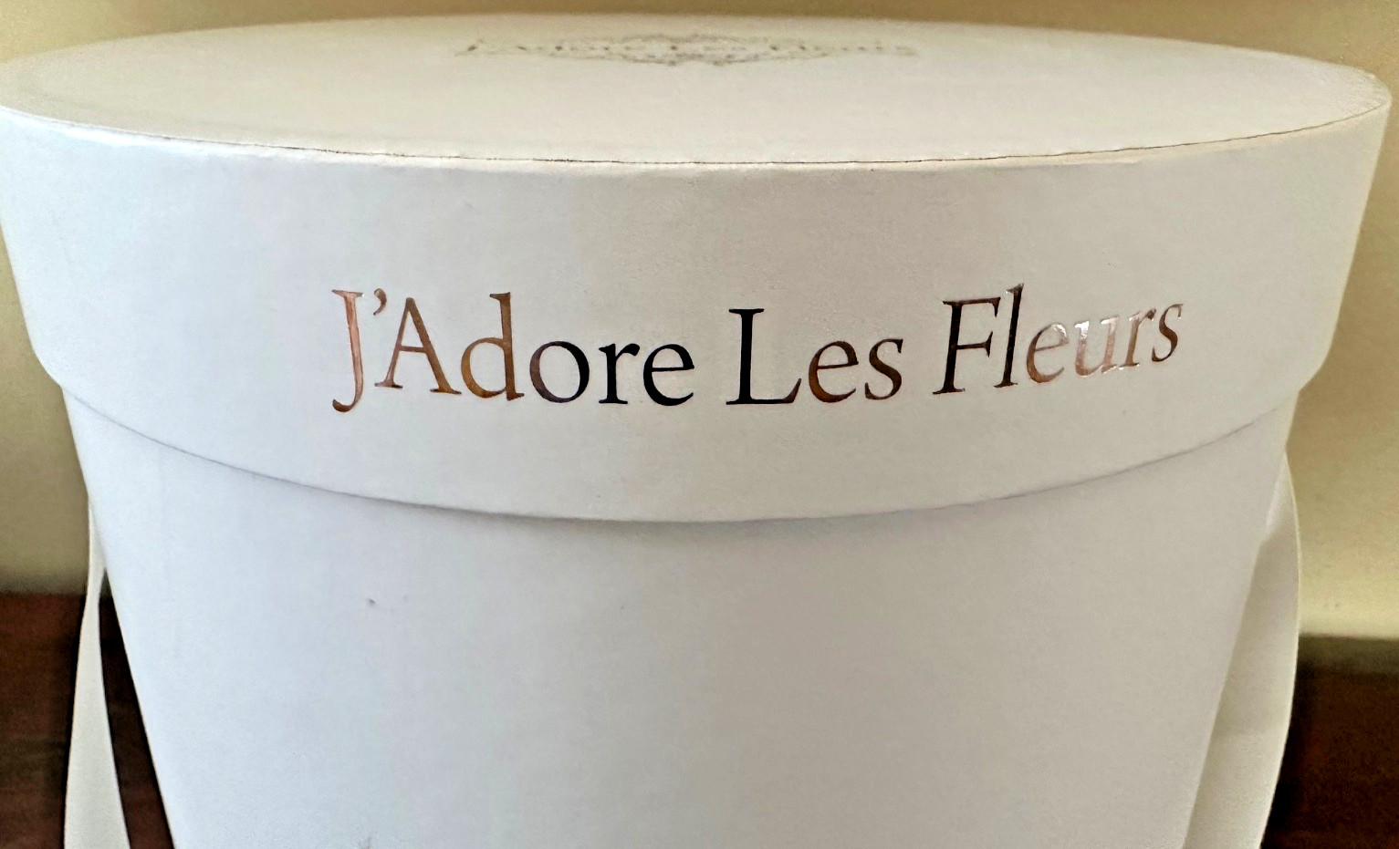 “J’adore Les Fleurs” Premium Quality Round Floral Flower Gift Box w/ Lid White