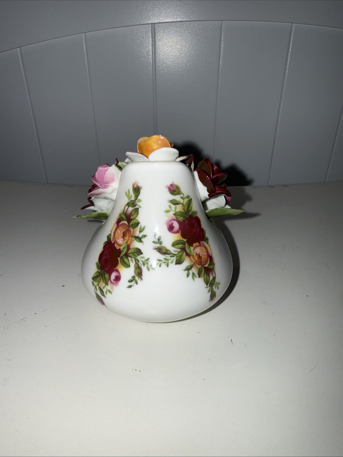 VINTAGE ROYAL ALBERT “OLD COUNTRY ROSES” BONE CHINA FLORAL ARRANGEMENT – READ