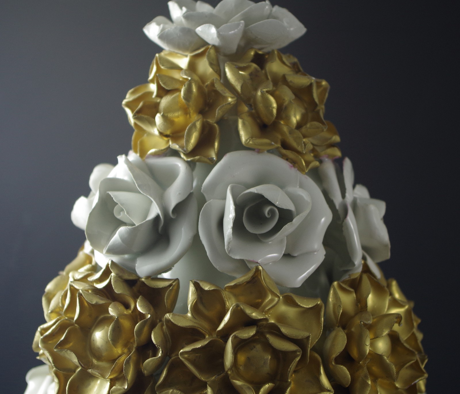 HOLLYWOOD REGENCY CAPODIMONTE ITALY WHITE GOLD ROSES XL TOPIARY WITH URN 22″