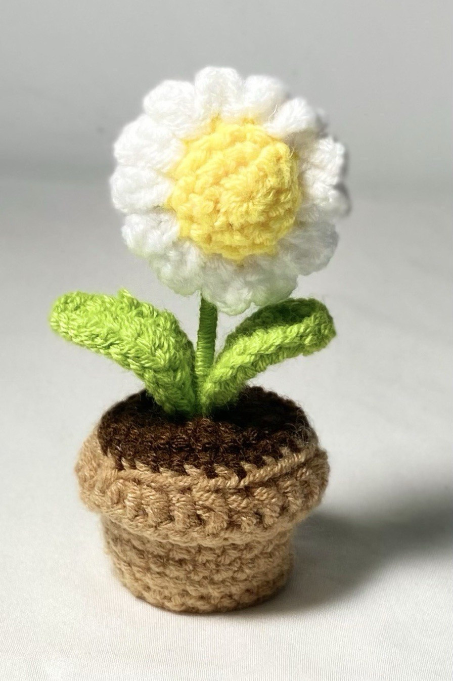 Artificial Crochet Daisy Yarn Flower Pot, White/Yellow, 10.5cm/5cm