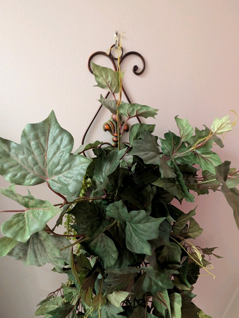 The Decor Store Metal Wall Pocket Planter Fleur de Lis Bronze Ivy Wreath 22″