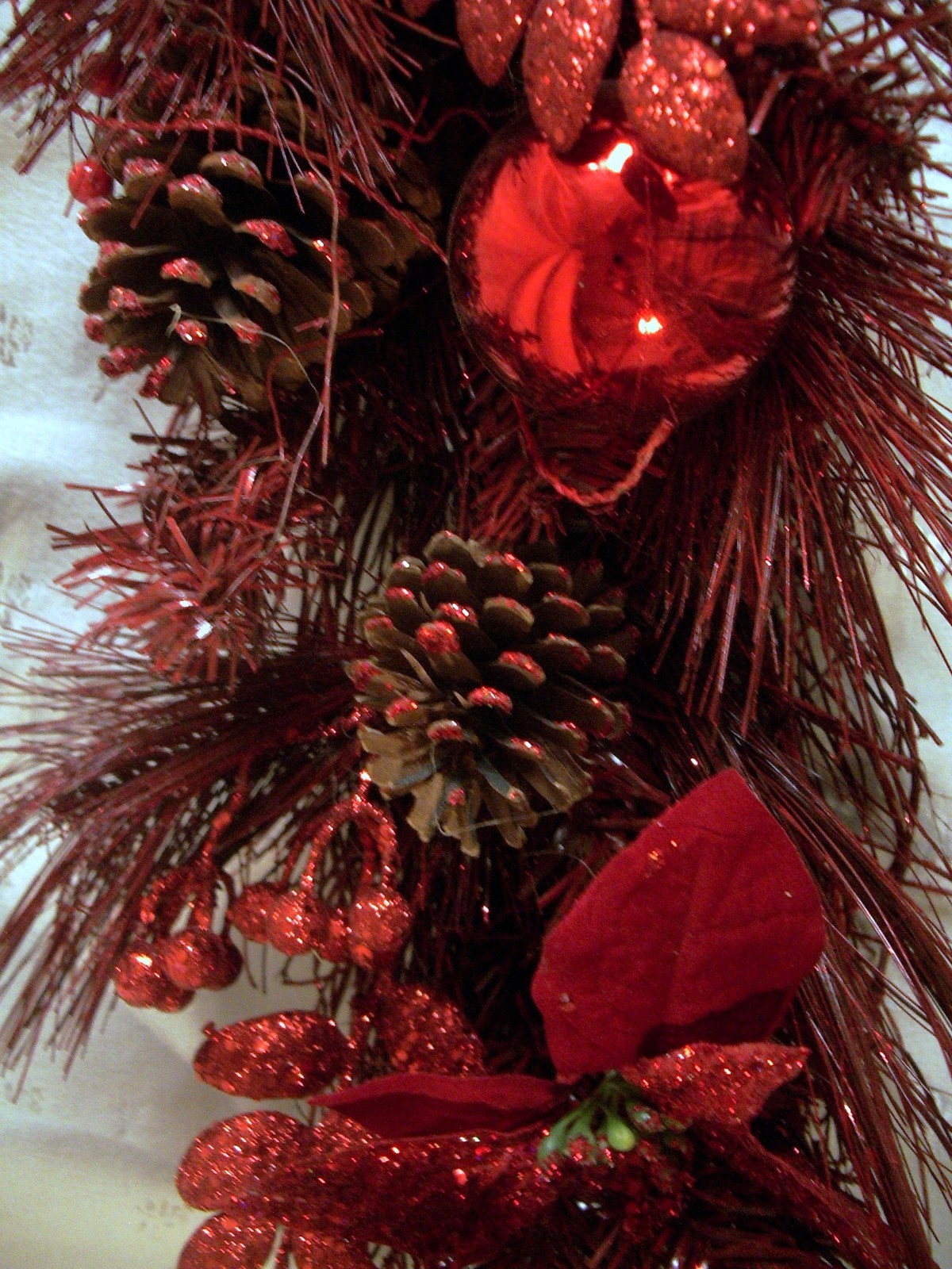 NWT 32″T Christmas Pine Grapevine Teardrop- Red Glitter, Poinsettias, Ornaments