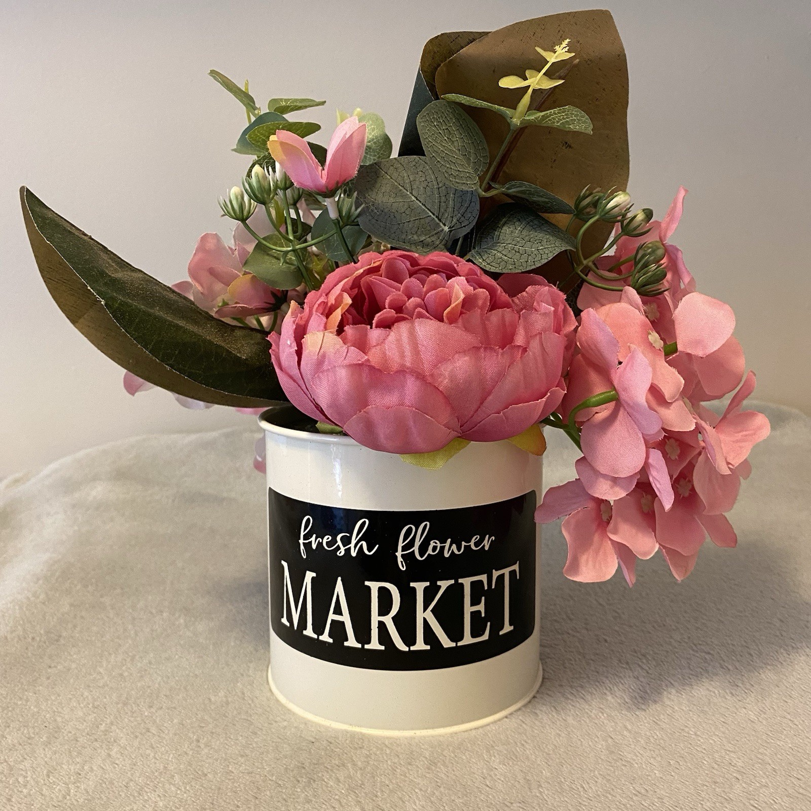 Used Fresh Flower Market Home Decor White Metal Can with Artificial Flowers Vase